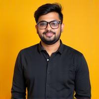 संस्थापक रवि शर्मा का सिर शॉट